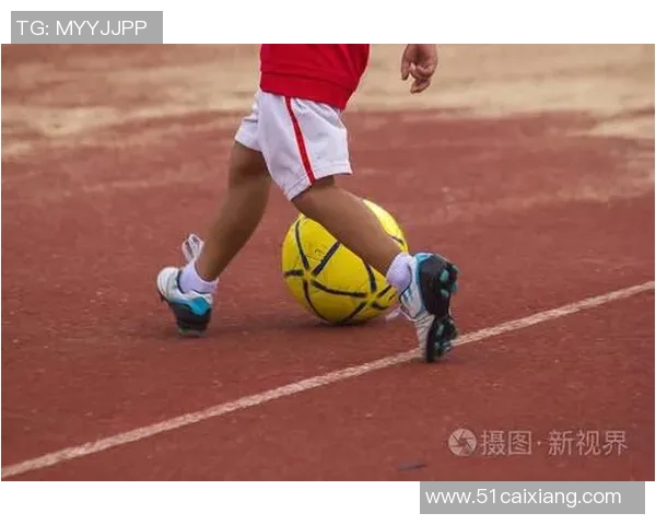 阳光下踢足球的小男孩快乐奔跑的瞬间与梦想的追逐 阳光下踢足球的小男孩快乐奔跑的瞬间与梦想的追逐